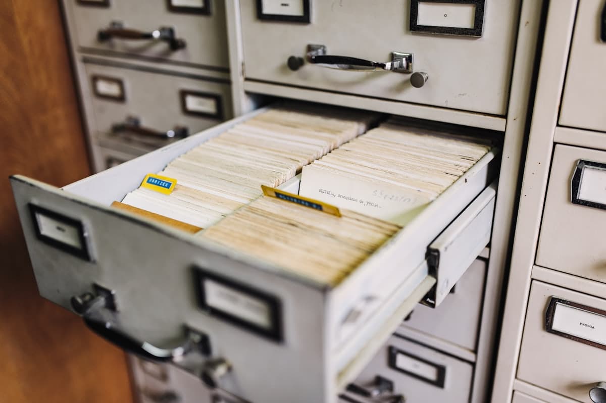 Cajón de un archivo lleno de fichas de papel